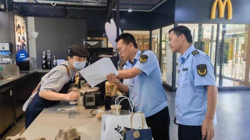 孩子吃糖粘牙别硬抠，聪明妈妈这样做